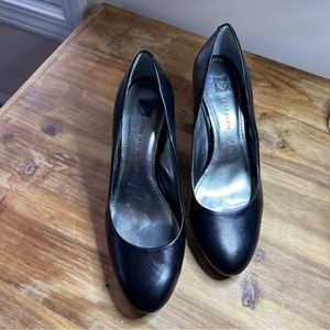 Anne Klein iflex Sz 7.5M Clemence Black Leather Pumps Round Toe Heels Shoes